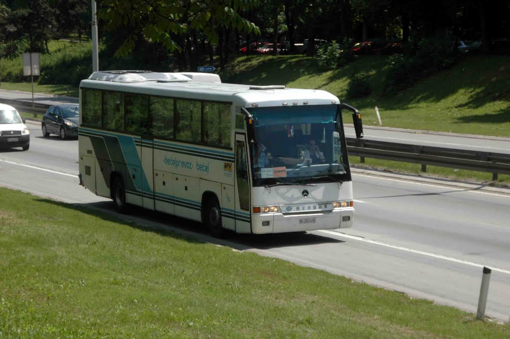 Autobus Bečej Prevoza na autoputu u Novom Beogradu by Teča sa Dunava