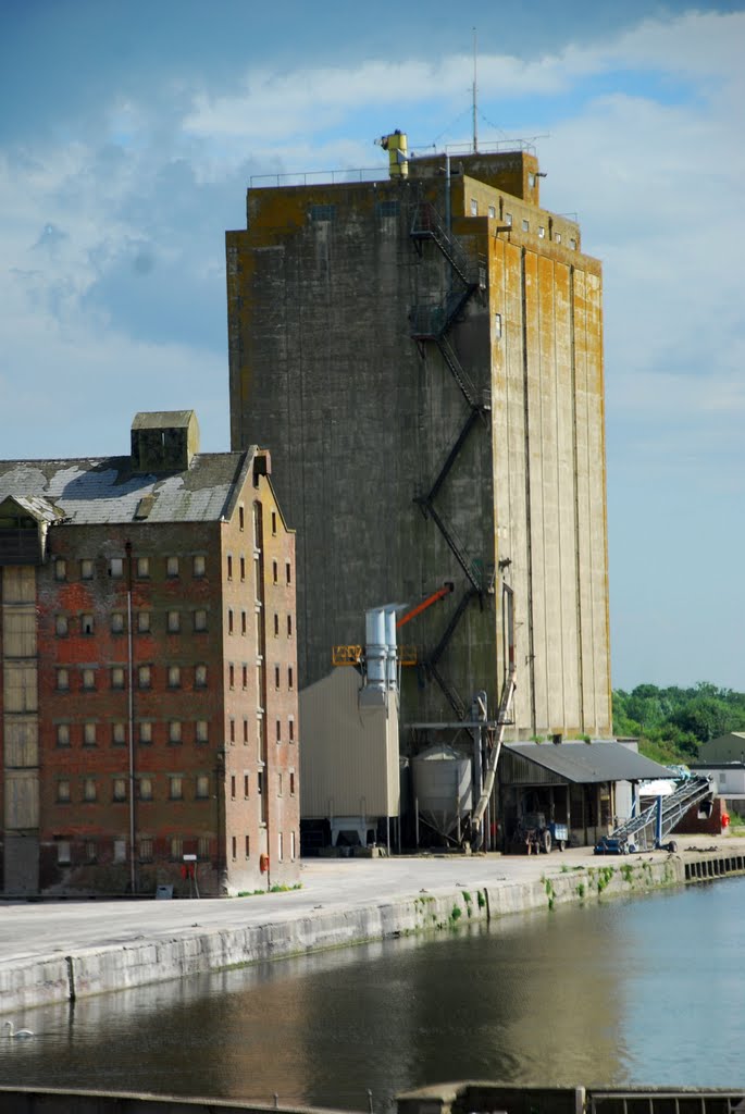 Sharpness Docks by Mike Hartland