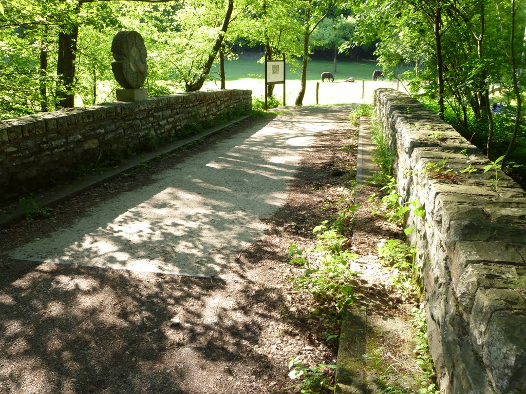 Kallbrücke mit Skulptur A Time for Healing by schraps