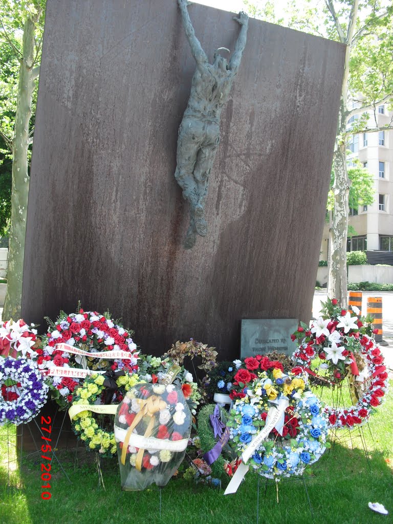 Monumento en homenaje a la comunidad Ucraniana en Canada by Johnny Montero Cordero