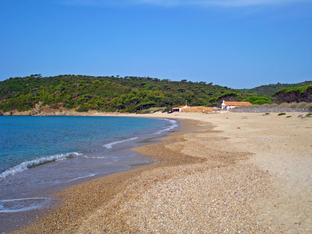 La plage de sable fin du Cap Taillat et la célèbre Bastide Blanche - The secluded beach of Cap Taillat and the famous Bastide Blanche by Angelo Ferraris