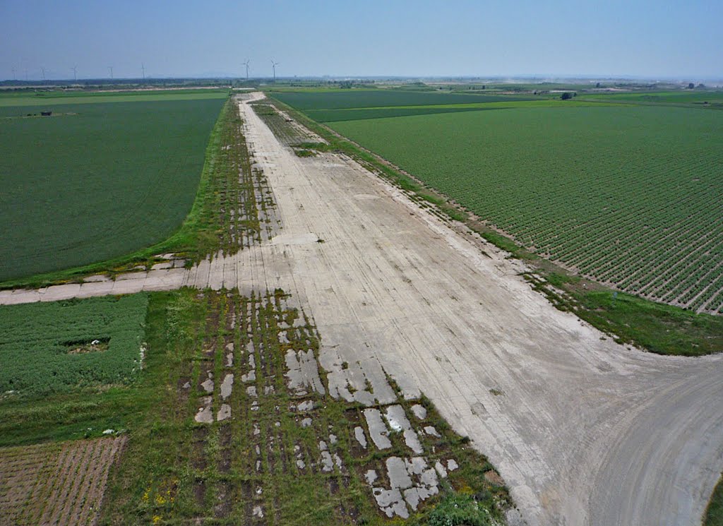 Altes Flugfeld bei Strasshof an der Nordbahn by MrStitch