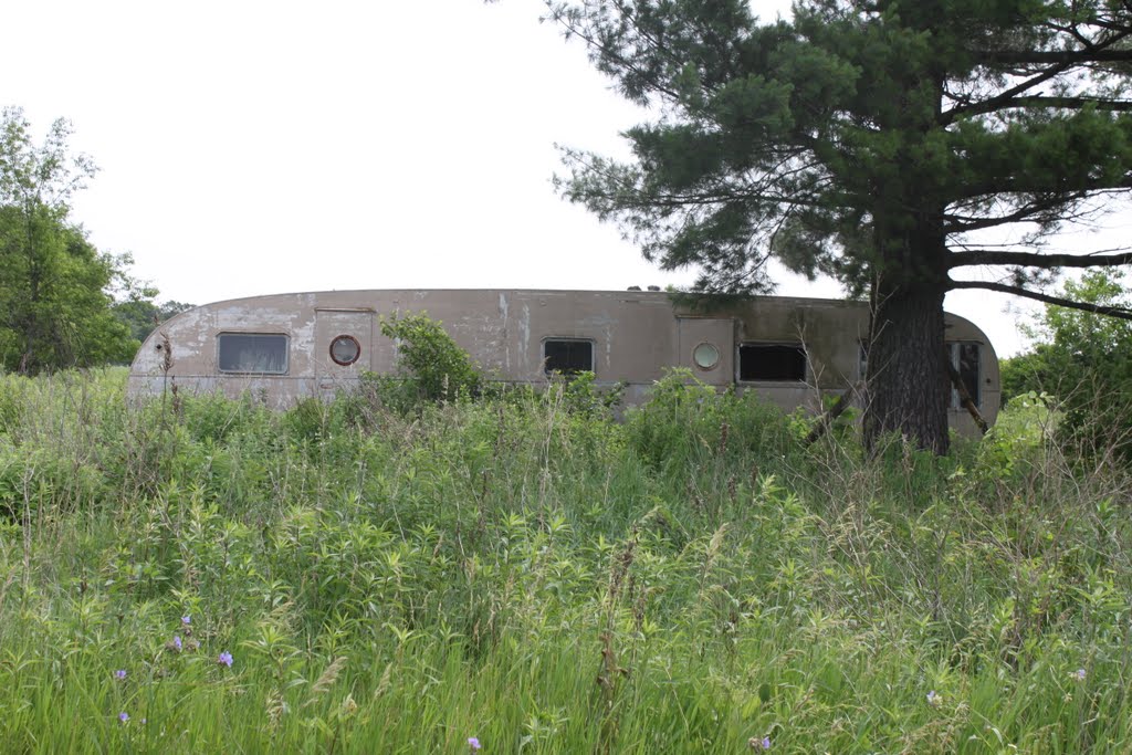 Abandoned Trailer home at Pembroke by keithyearman