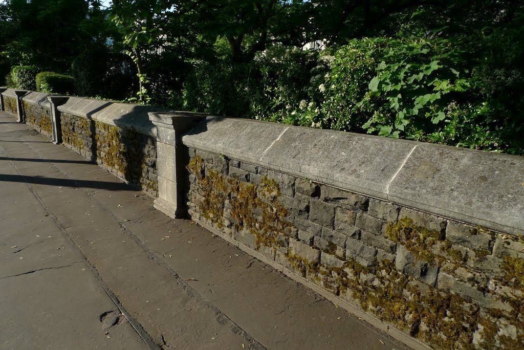 Cardiff University Main Building surrounding wall by krige