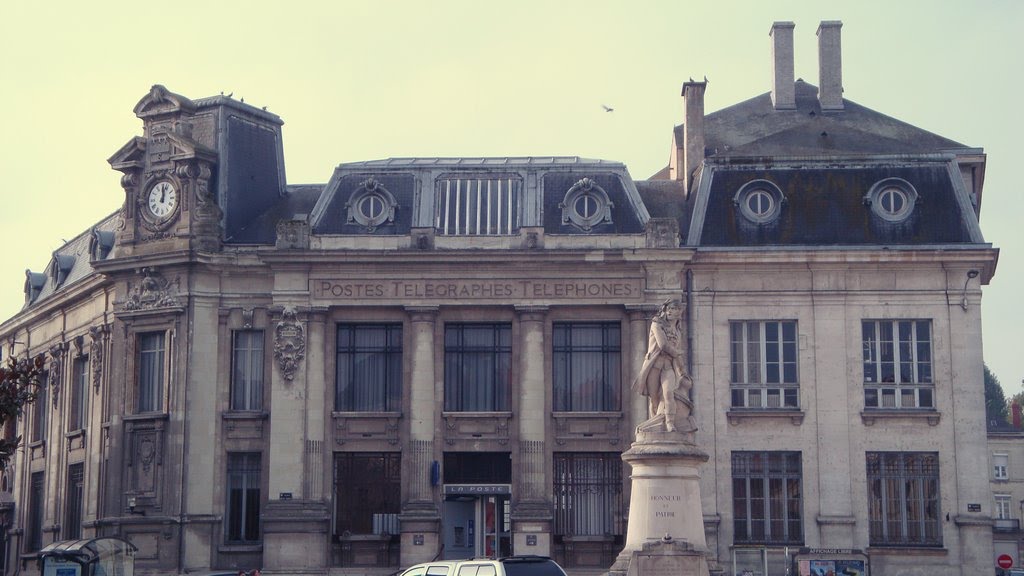 Intersection des rues du petit Thouars, de la grise et du portail Louis (hôtel des Postes construit par Joly-Leterme en 1864-1870) by Eugene68