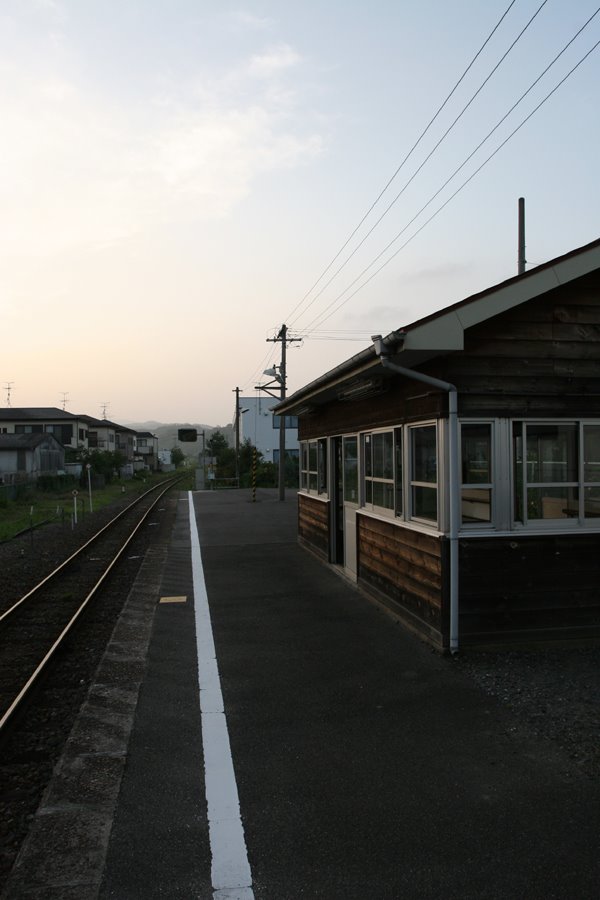 Platform of the Akai station by urapyon