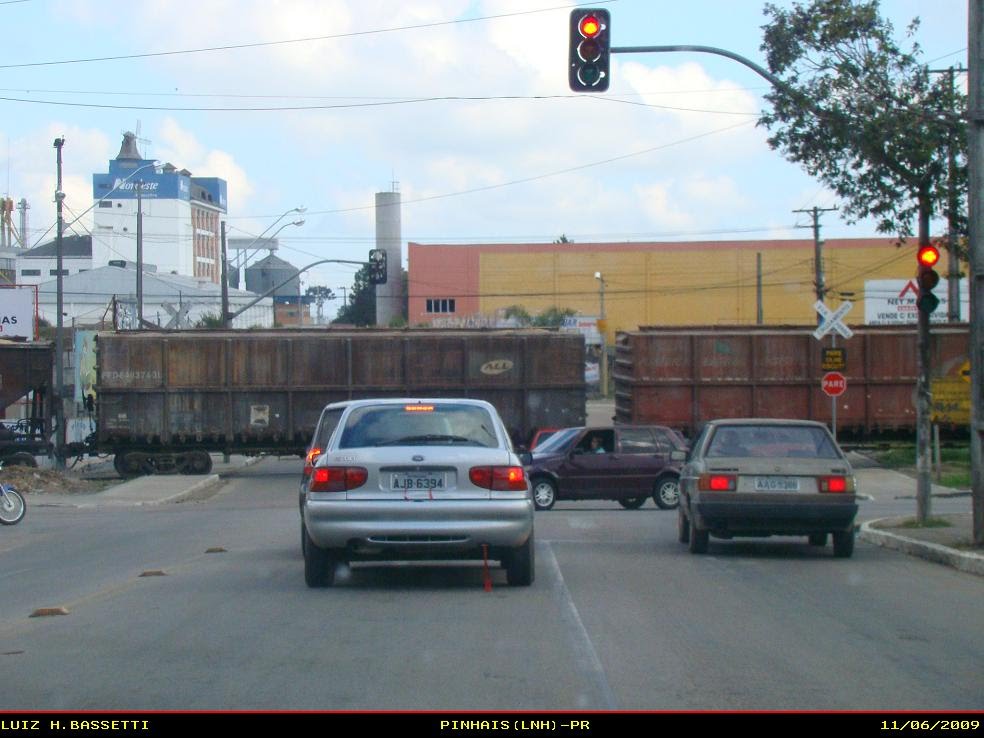 Trem Passando em Pinhais by Luiz H. Bassetti