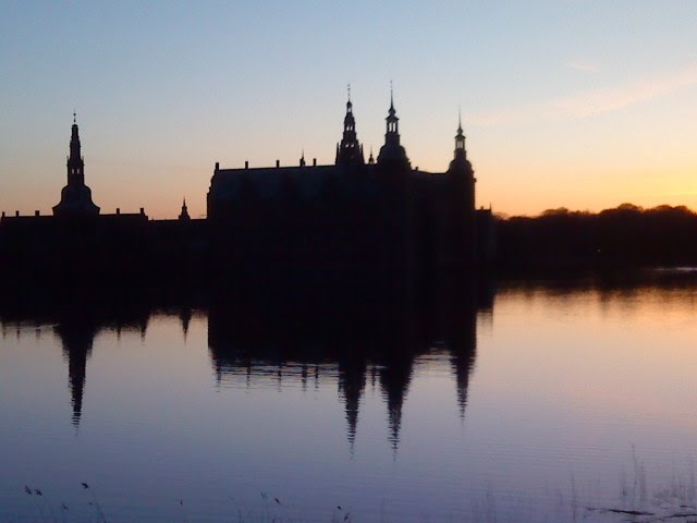 Frederiksborg castle by night by GlowstickGirl