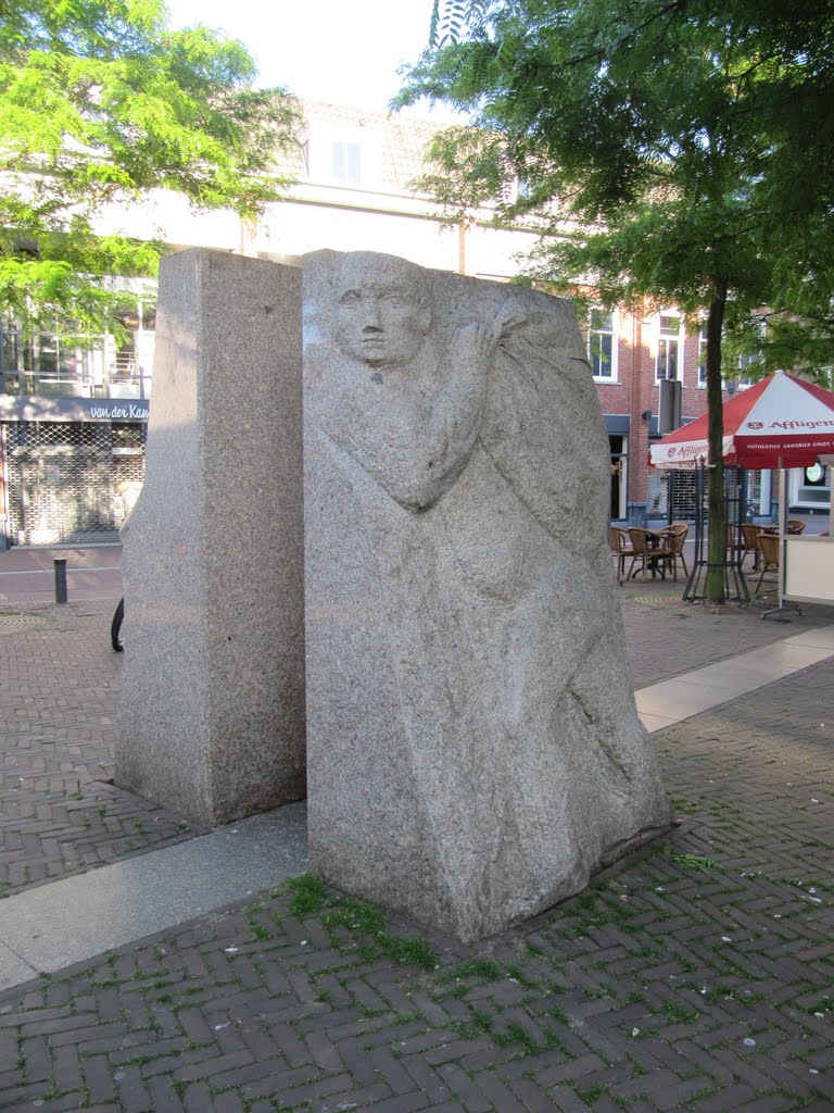 Statue "Baadster en Torser" (Bather and Torser) on the Varkensmarkt by Willem Nabuurs