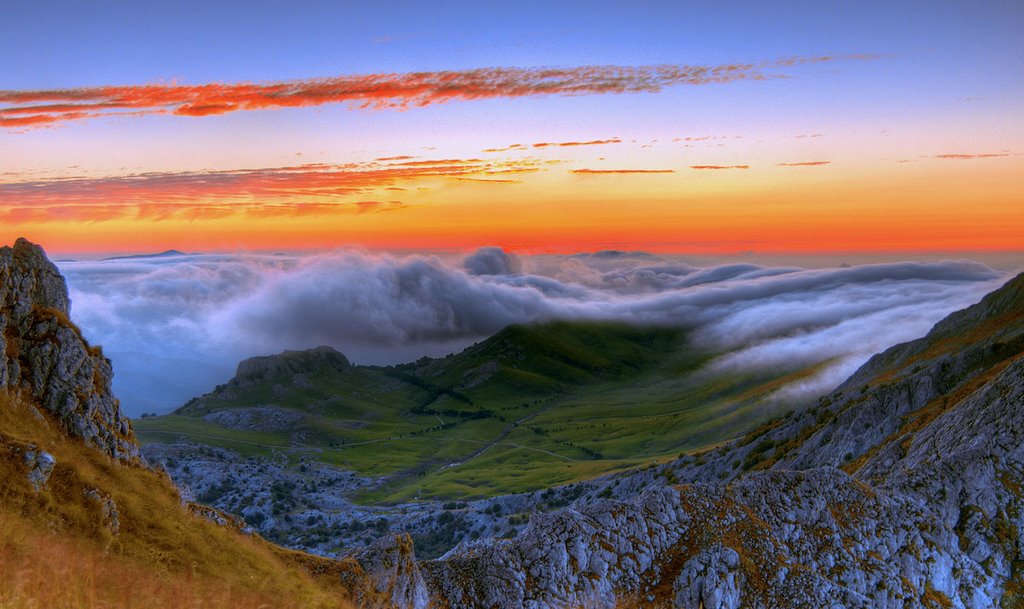 Urbia traspuesta de sol, desde Aizkorri by Enrique Ortiz de Zárate