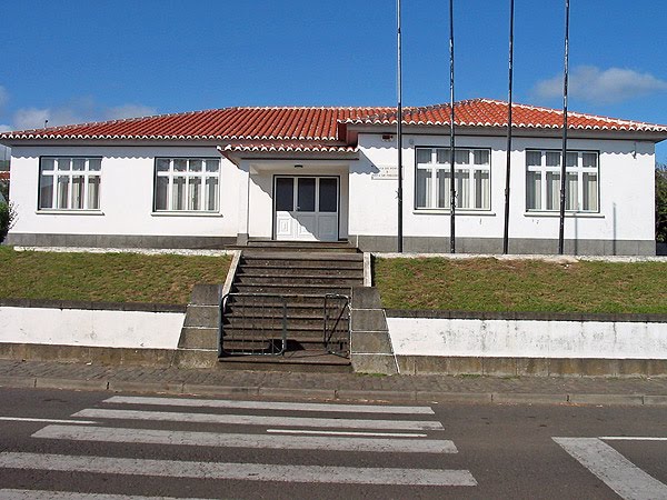 Casa do Povo e Junta de Freguesia Cinco Ribeiras by MaggeiB