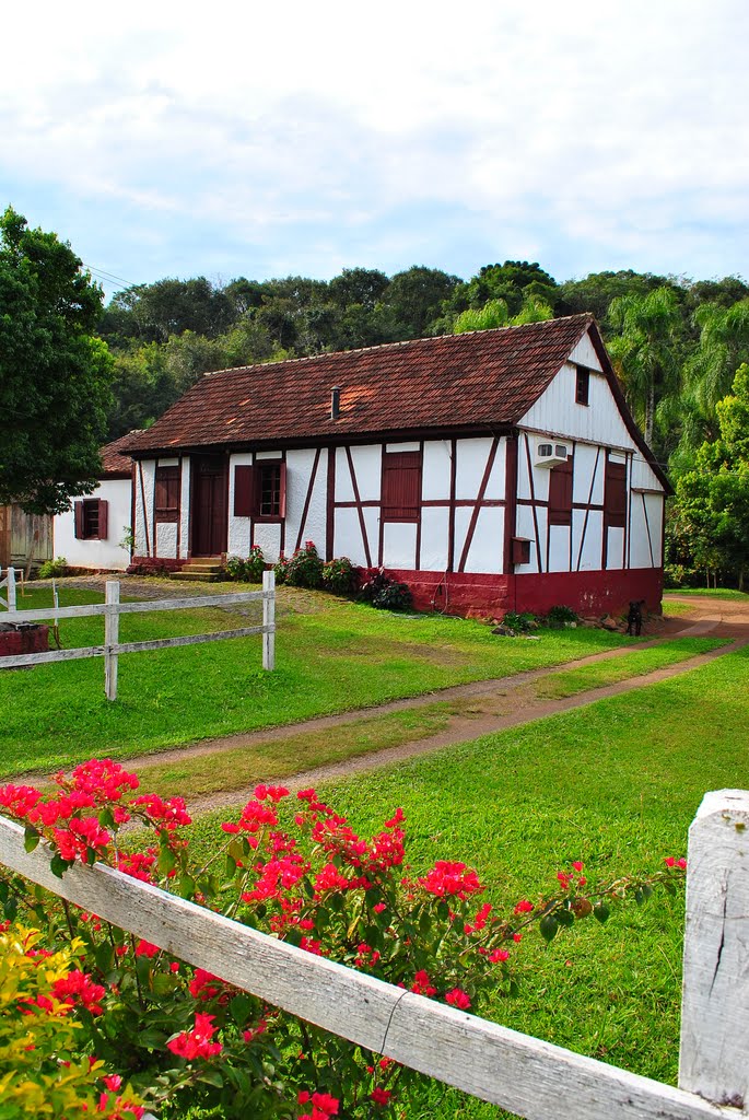 Casa enxaimel na localidade de Travessão Rübenich - Dois Irmãos/RS by Diego Carraro