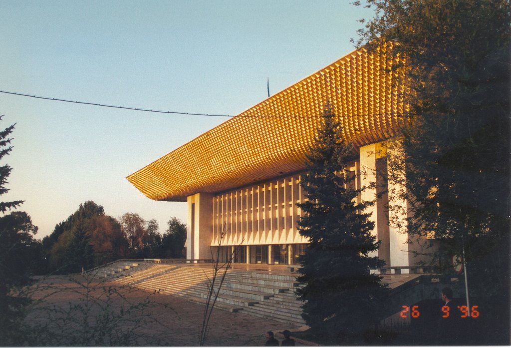 Almaty, Palast der Republik in der Abendsonne by kbhartmann