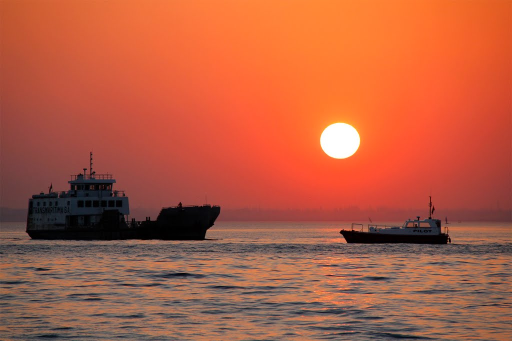 Por do Sol no Ferry Boat I, Maputo 2010 by Silma Malacrida BRA