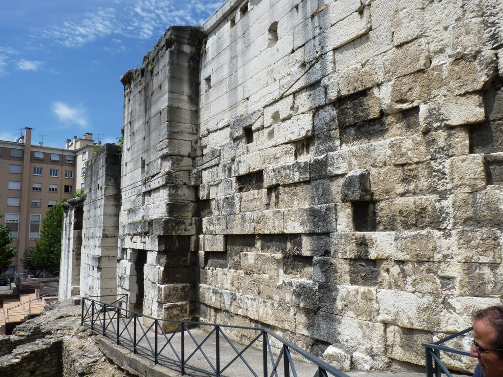 Ruine de Vienne by franck.rip