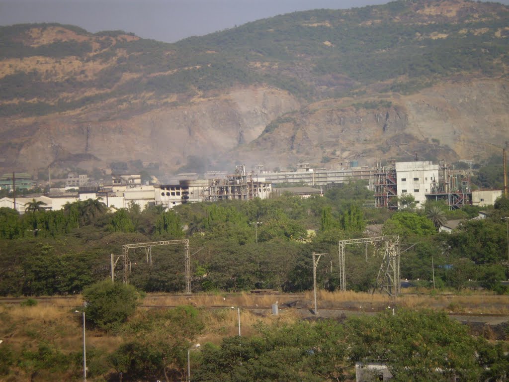 Hills viewed over Juinagar Rly Station by b112520