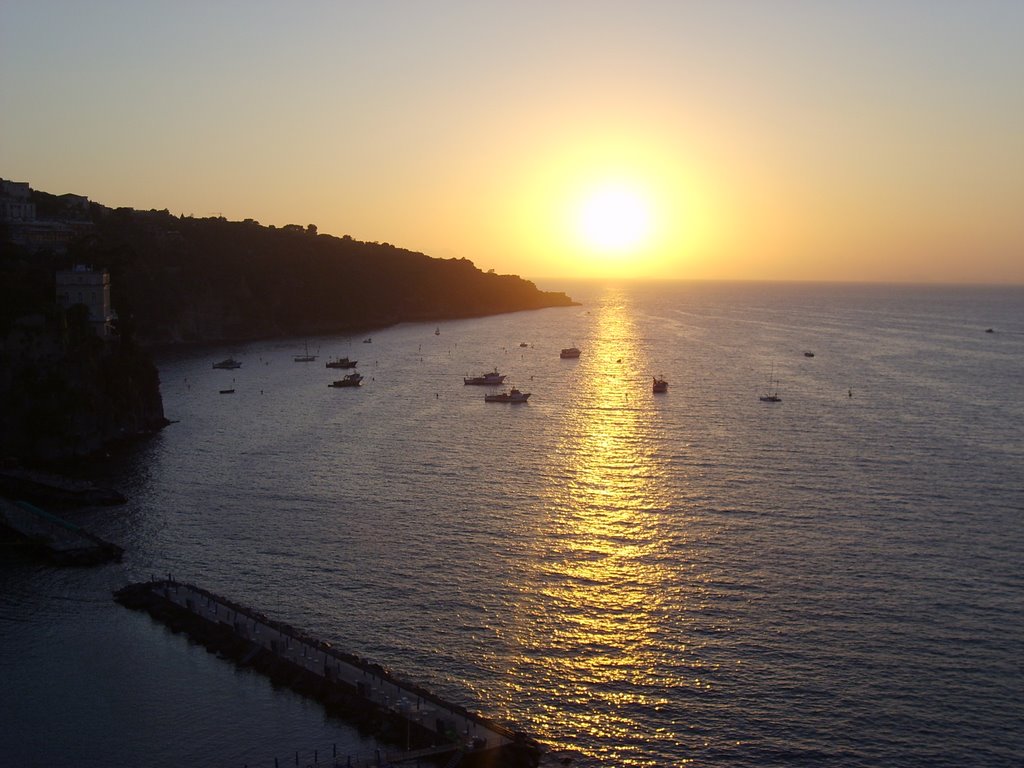 Tramonto su sorrento dalla villa s. francesco by Antonio della corte