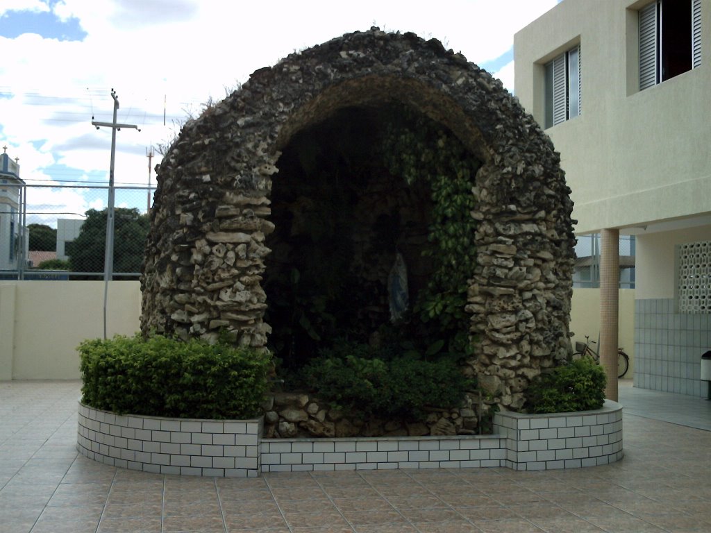 Gruta de N. S. de Lourdes no Colégio Sagrado Coração de Maria - Mossoró/RN by Gilnete Ferreira