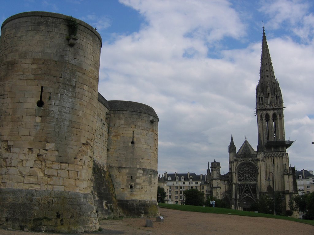 Caen : Le chateau et l'église st Pierre. by Y. A, Villyssois.