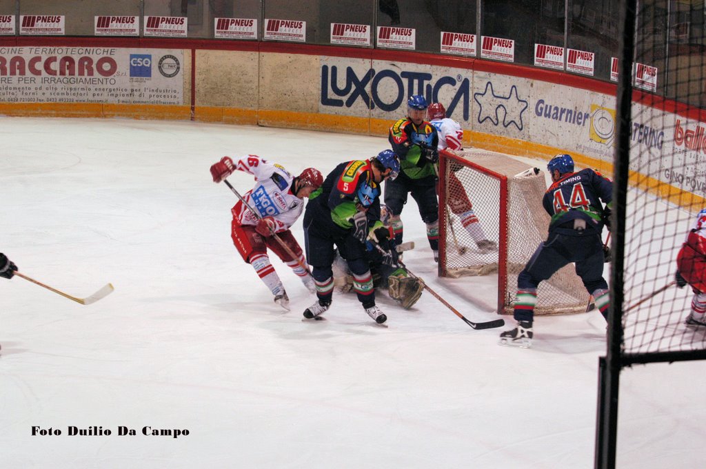 Hockey su ghiaccio ad Alleghe. by Duilio Da Campo