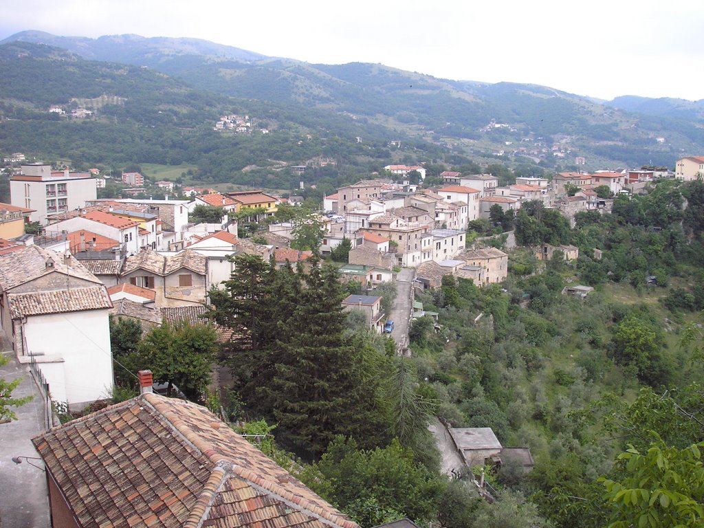 Il paese di Campoli sull'orlo della grande dolina by Marco Tarantino