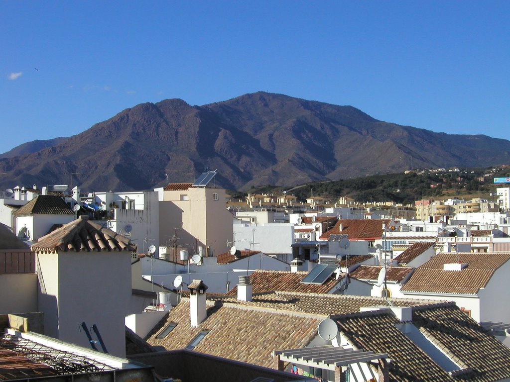 Sierra Bermeja, desde el casco antiguo de Estepona by Mfontiveros