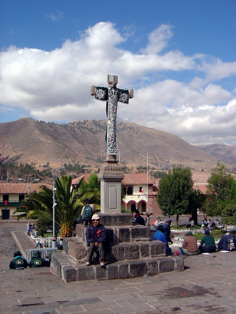 Cruz en la Plaza de San Jerónimo - CUSCO by www.qosqo.info