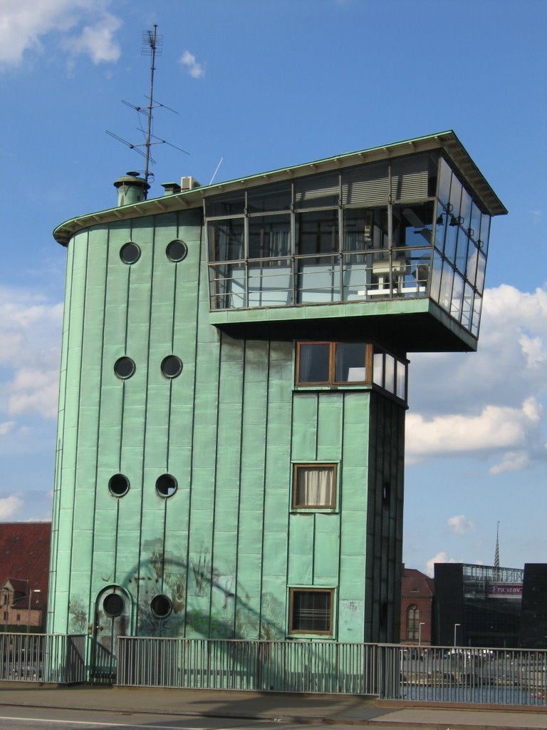 Bridge control tower by JasonF