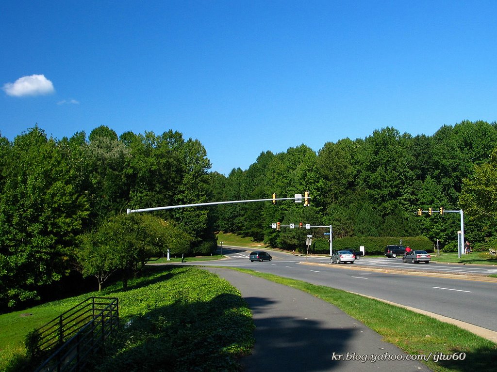 Fair Lakes parkway by Lee Iljoo