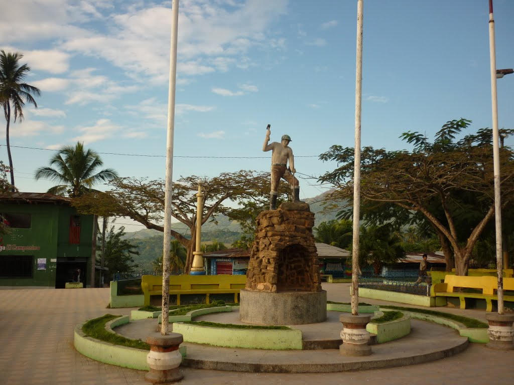 Monumento al picapedrero en la Plaza de Armas de Tabalosos, Lamas, San Martín, Perú (junio 2010). by Juan Domingo Pereyra