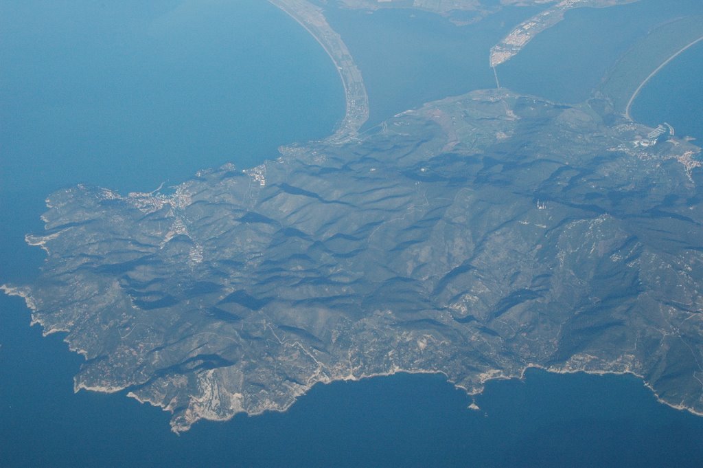 Flying over Monte Argentario, 20 Dec 06 by claudio giorgi