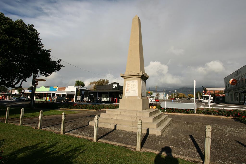 View along Ballance street and war memorial by Fritz Schöne