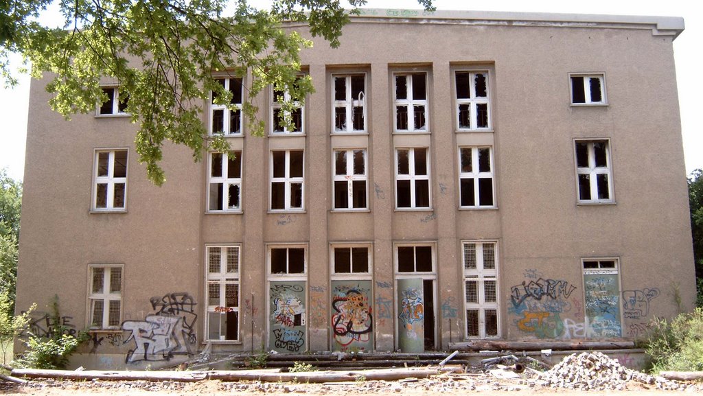 Nordfassade der Senderhalle, 2004 by Fischkopp