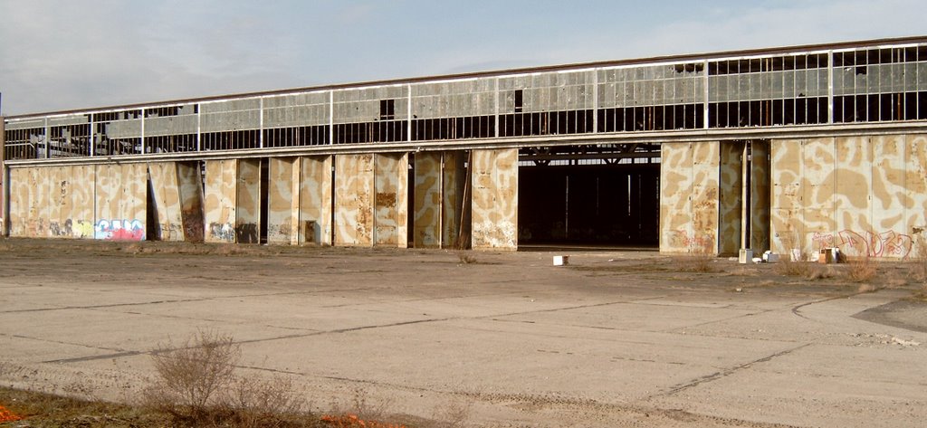 Hangarfassade mit Sektionaltoren by Fischkopp