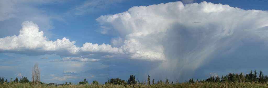 Nube Cumulo Nimbos a afueras de San Juan by Chris Collao