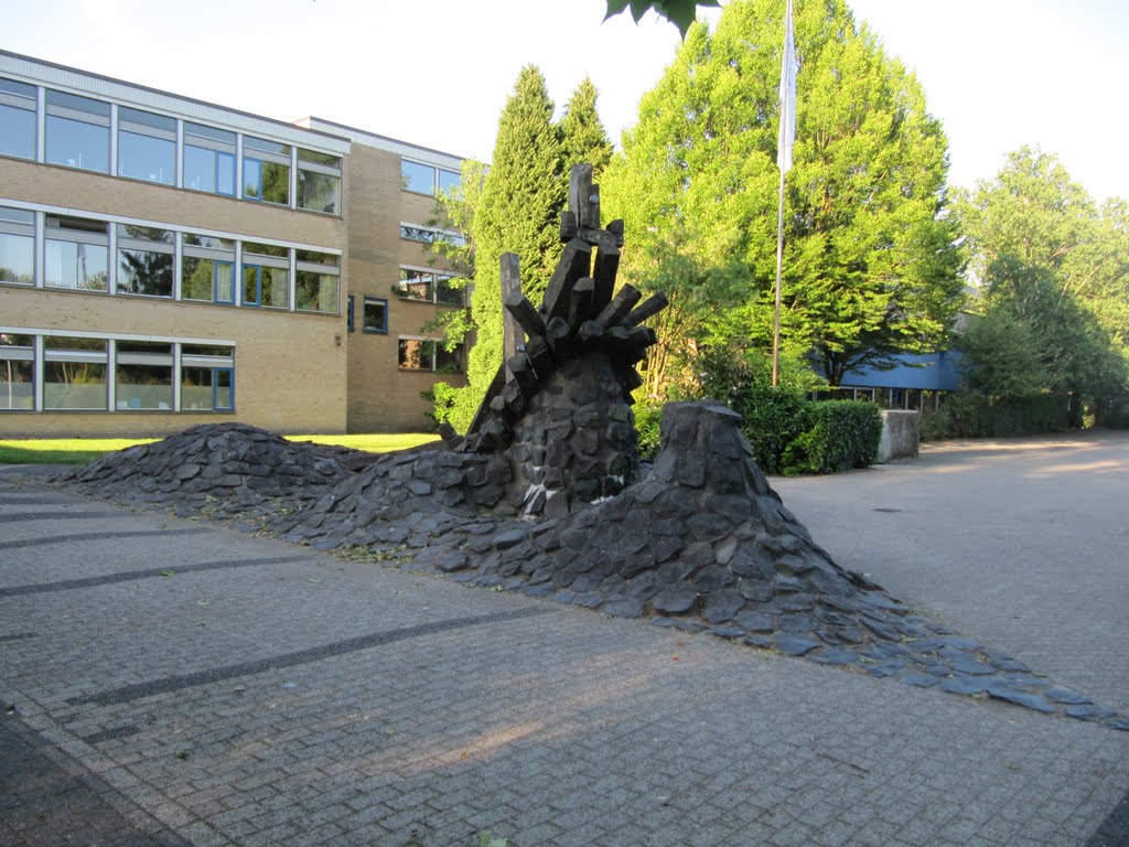 Sculpture "Het Basalten Schip" (The Basalt Ship) in front of the Guido de Brès school location Paladijnenweg by Willem Nabuurs