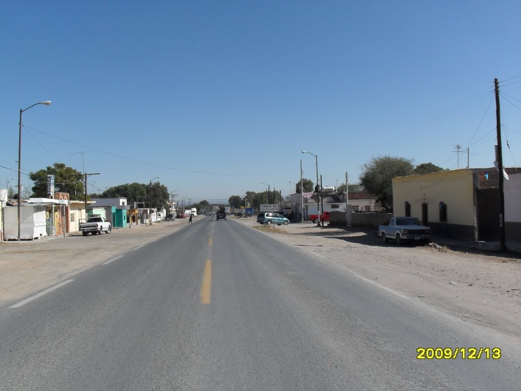 Carretera Federal, en dirección hacia la ciudad de San Luis Potosí by Alex Galindo Castillo