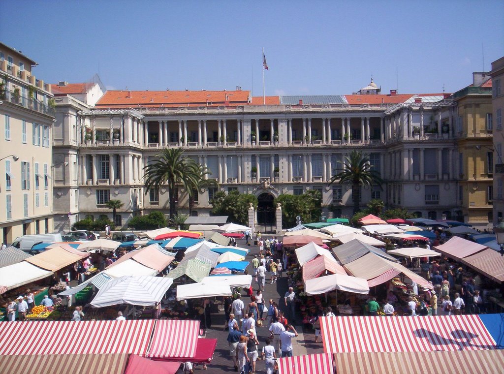 Beachfront market in Nice by Tane Piper