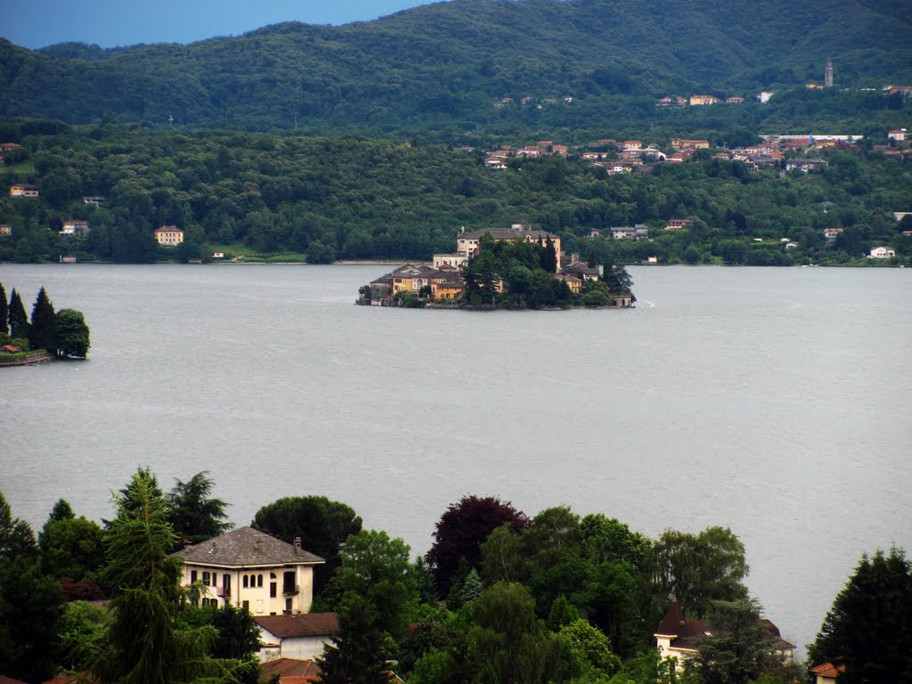 Isola di San Giulio da Pettenasco alta (19-6-2010) by Marco Carnelli