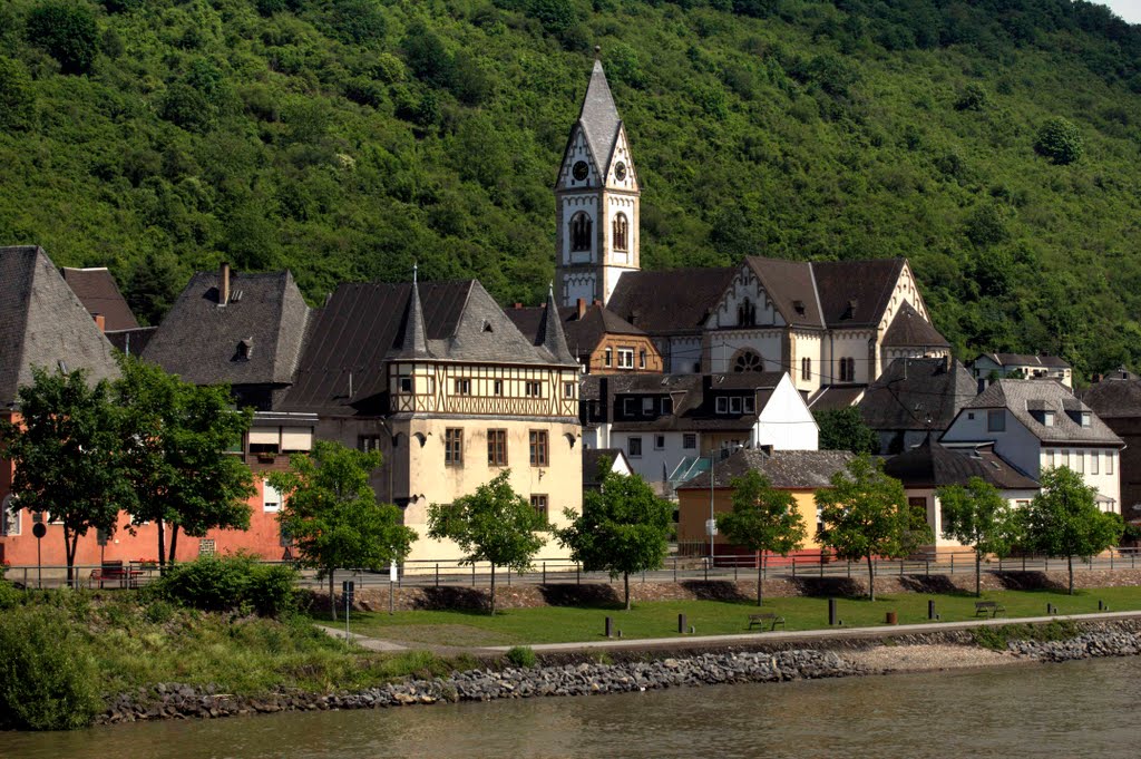 Hotel und Kirche by Holger Uwe Schmitt