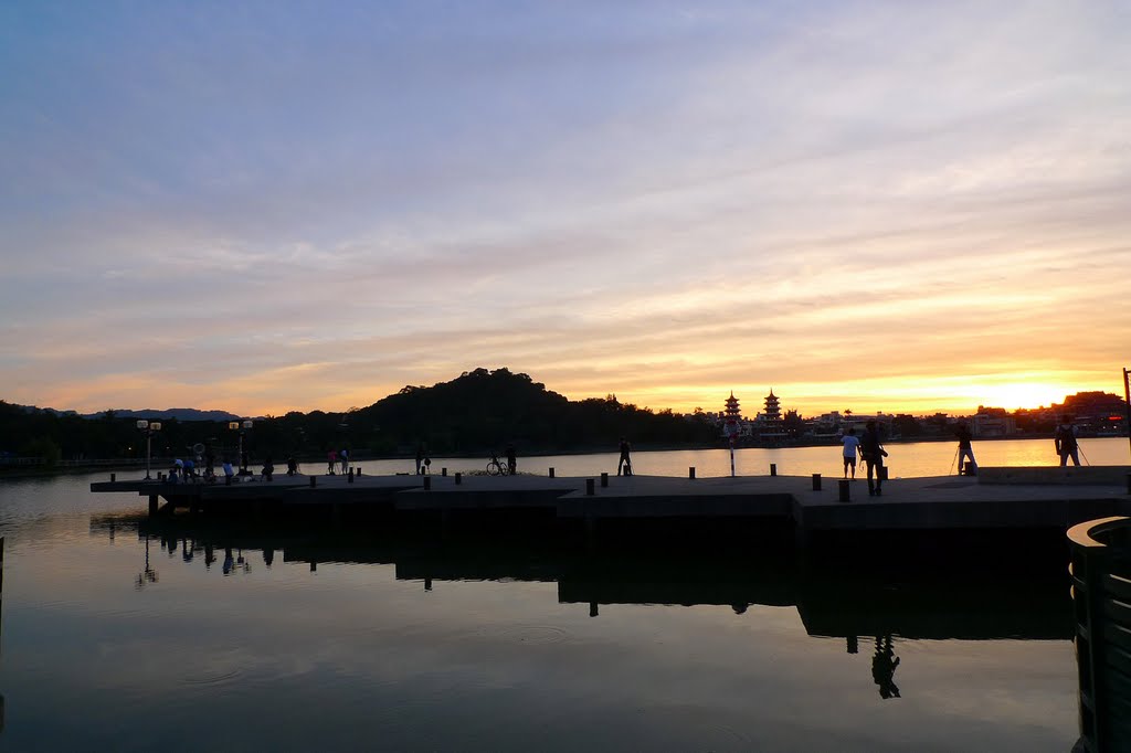 (2010.06.Contest)蓮池潭-2010.06.19-黃昏-攝影聚集點 Lotus Pond - Twilight - Photography rallying point by shijin0610