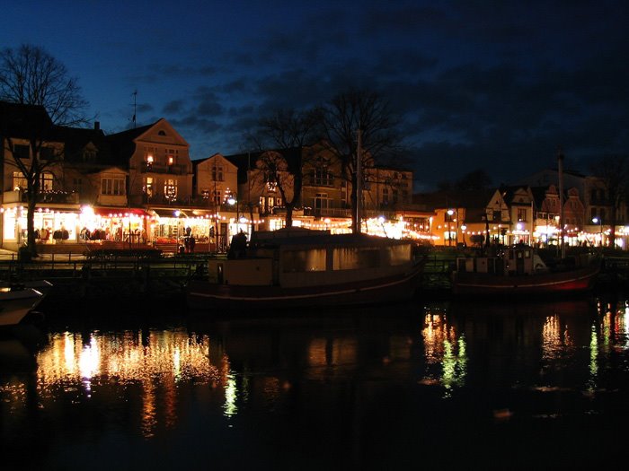 Warnemünde - Alter Strom bei Nacht by supermü