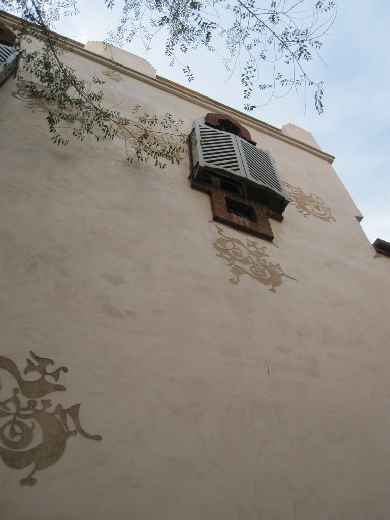 Façana esgrafiada de la torre de Salvador Sansalvador, obra de l'arquitecte modernista Josep Maria Jujol, col·laborador d'Antoni Gaudí by pdelaf