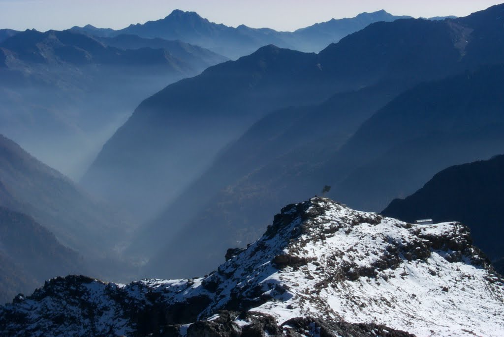 Valle di Gressoney e bivacco Lattleten visti dalla Testa Grigia by Giobbi