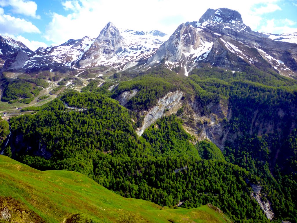 Plongée vers Gourette en descendant l'Aubisque by Sémoy