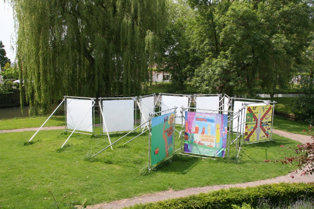 Kunst uit de doeken gedaan in het Molenplantsoen; IJsselstein. by Carl030nl