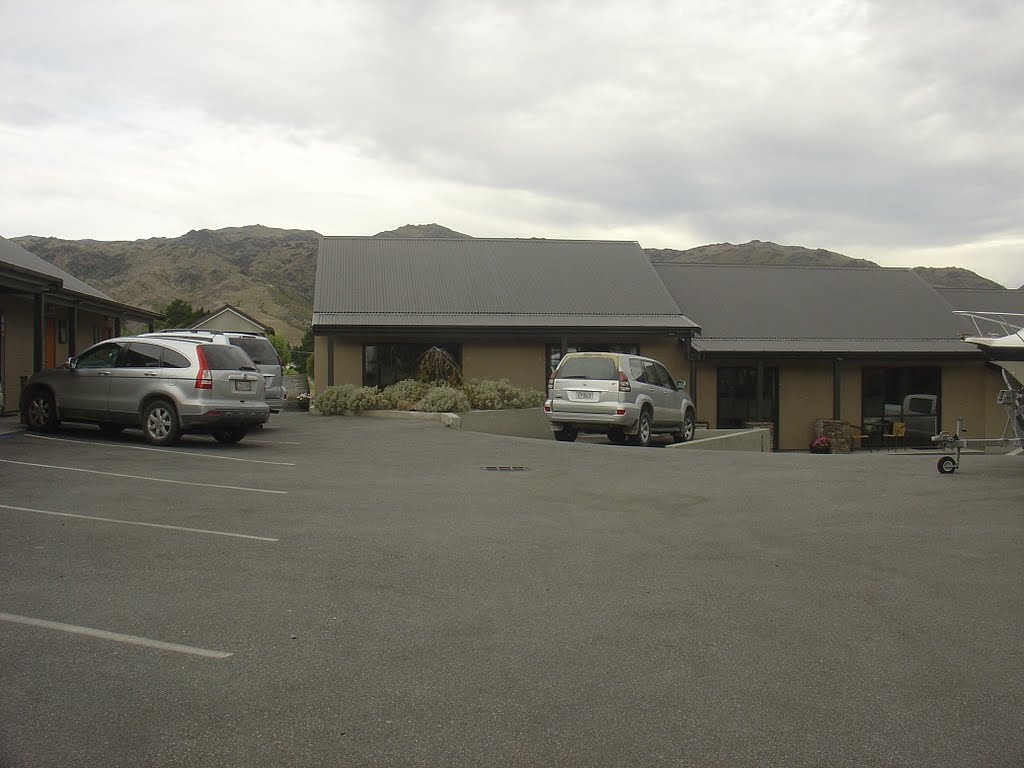 Motel, Cromwell - Otago, South Island, New Zealand by Paul HART