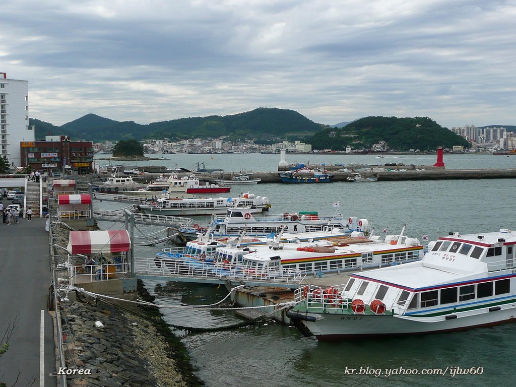 Excursion boats at Tongyoung by Lee Iljoo