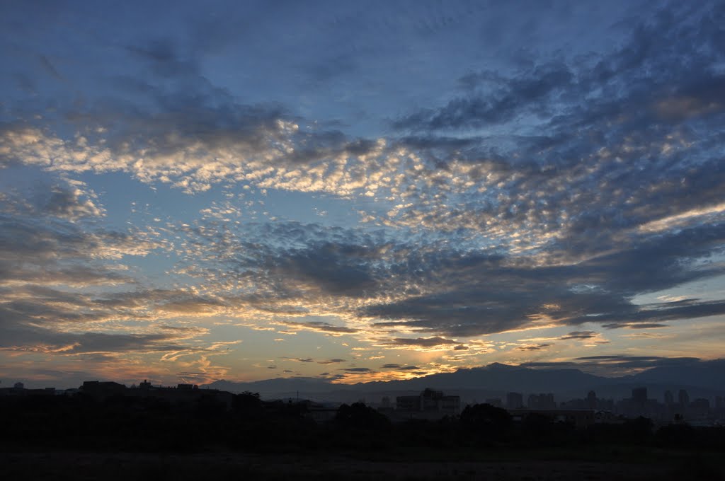 大肚山望晨曦(特三號道路旁2010.6.22.05:15) by willygeni