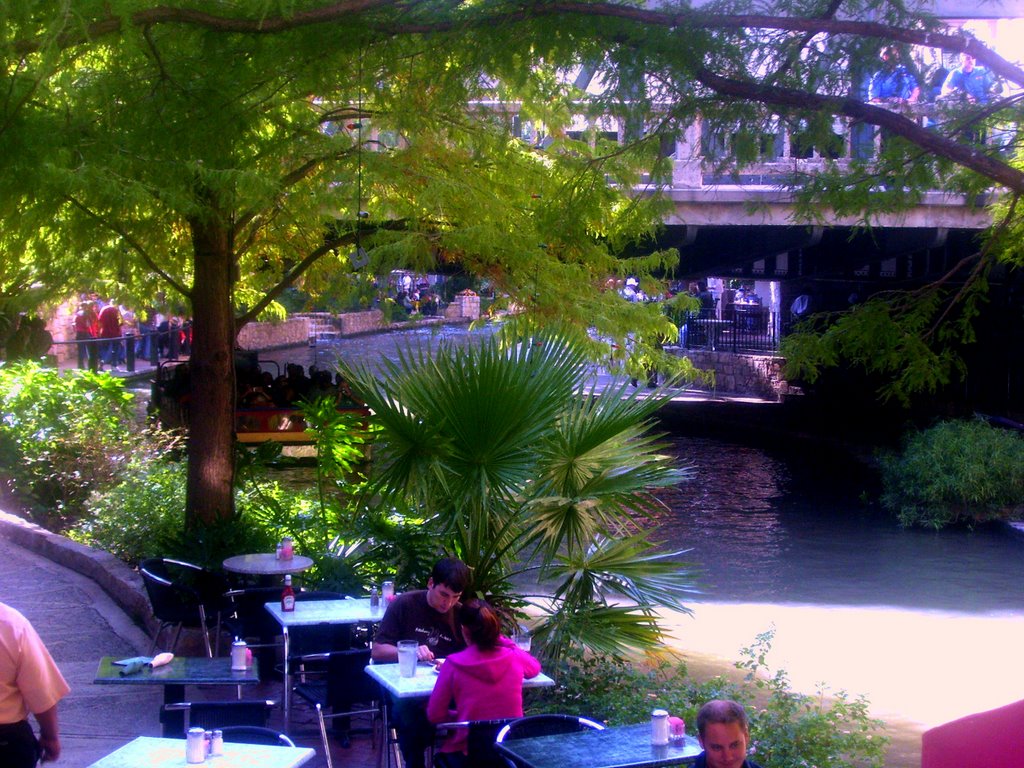 Riverwalk chatting in San Antonio,Texas USA by Manuel Santiago